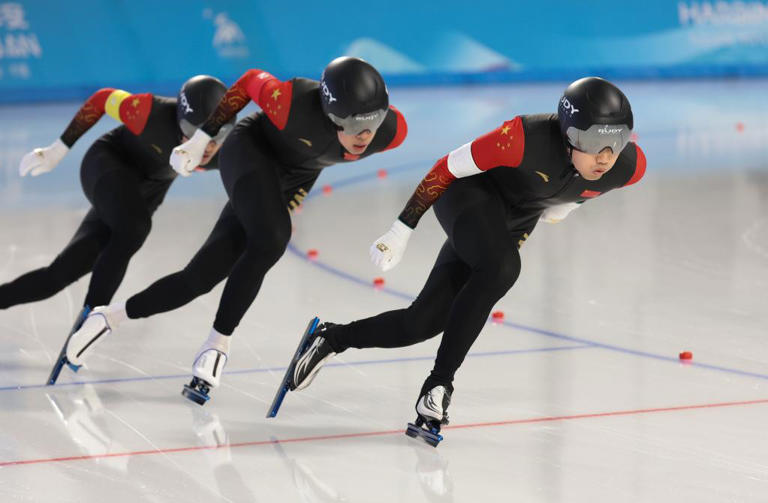 2月10日、息を揃えて滑る中国の高亭宇選手（写真一番右）、寧忠岩選手、廉子文選手（写真中央）。同日、スピードスケート・男子チームパシュート決勝で中国は金メダルを獲得（撮影・呂帥）。