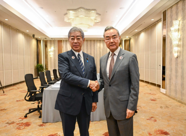 王毅氏が日本の岩屋毅外相と会談