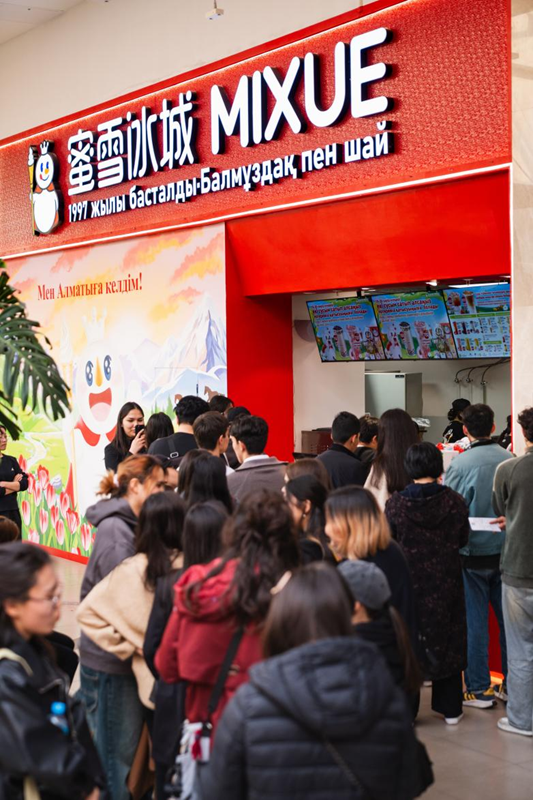 今年4月、カザフスタン・アルマトイにオープンした蜜雪冰城(MIXUE)の中央アジア初店舗(写真提供・蜜雪グループ)