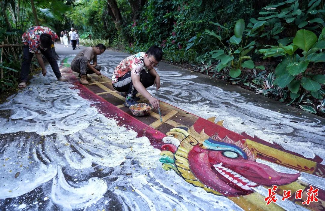 道路に立体アートを描く岩さん率いるチーム。