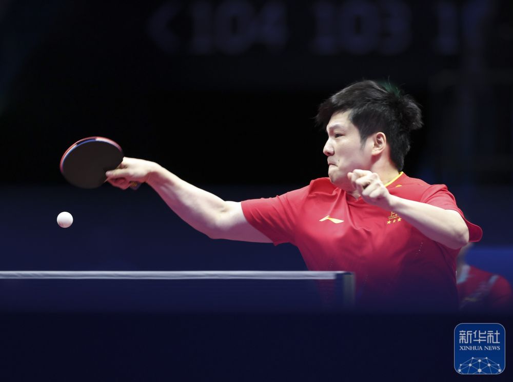 11月16日、ボールを打ち返す樊振東選手。