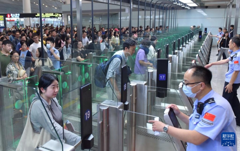 6月15日、北京首都国際空港3号ターミナルビルの出入境検査所から入国（境）する旅客（撮影・李欣）。