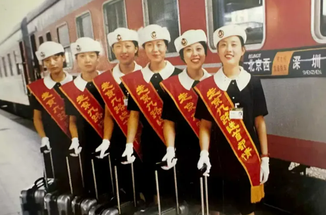 京九線懐かしの写真：発車前に列車の前で記念写真を撮影する乗務員。