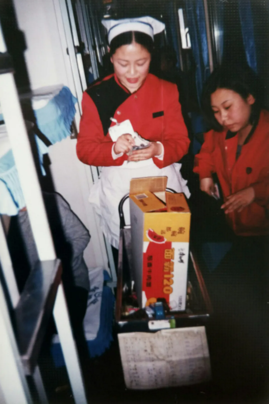 京九線懐かしの写真：車内でワゴン販売する乗務員。