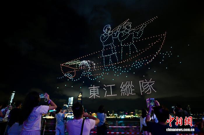 ドローンが描いた東江縦隊(撮影・李志華)。