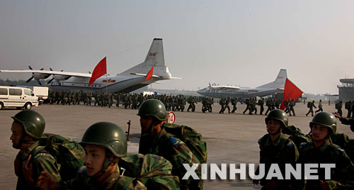  5月13日晨，空军空降兵某部4500余名官兵在开封某机场登机，奔赴汶川地震重灾区参加抢险救援工作。