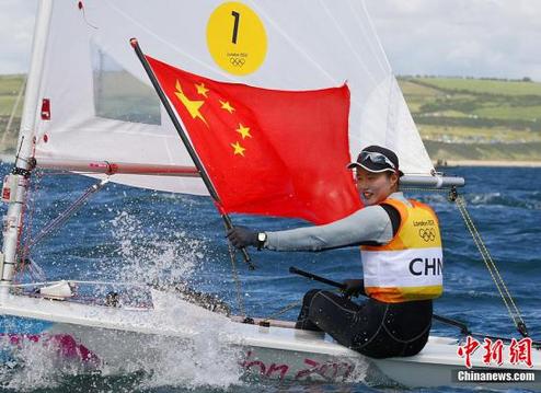 当地时间8月6日，2012伦敦奥运会帆船帆板女子激光雷迪尔级比赛中，中国选手徐莉佳获得金牌。Osport全体育图片社