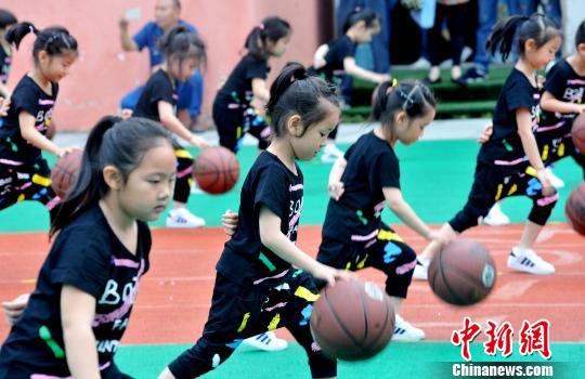  国際子供の日のイベントに向け、熱心にボールつきを練習する園児たち