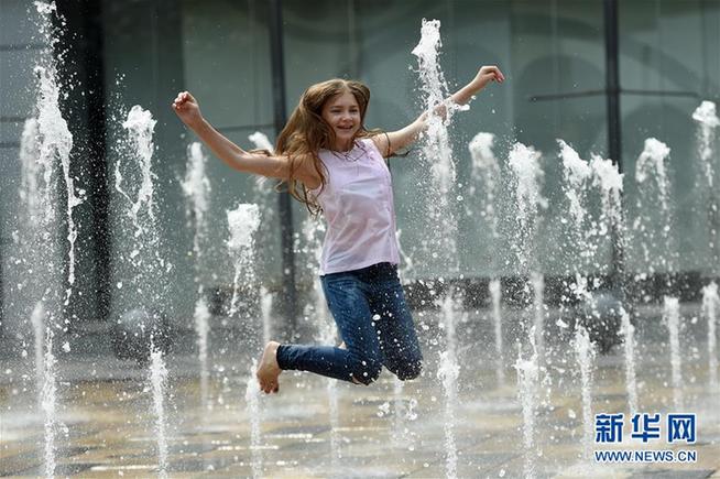 猛暑日が続く北京市、水遊びをして涼む子供たち