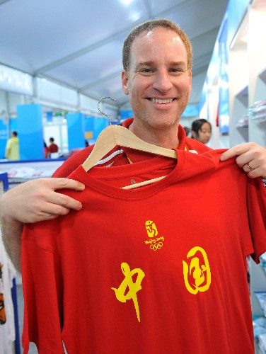 「中国」の文字が入ったＴシャツが五輪村で人気