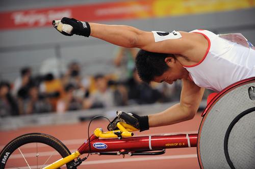 9月9日，中国选手李虎召在冲过终点后庆祝。