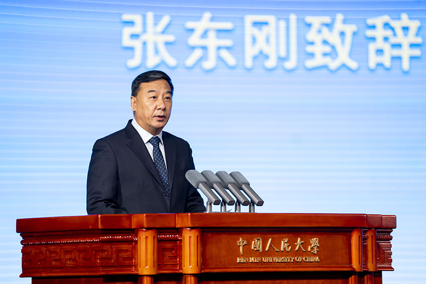 挨拶する中国人民大学党委員会の張東剛書記 (撮影・人民画報 郭莎莎）。