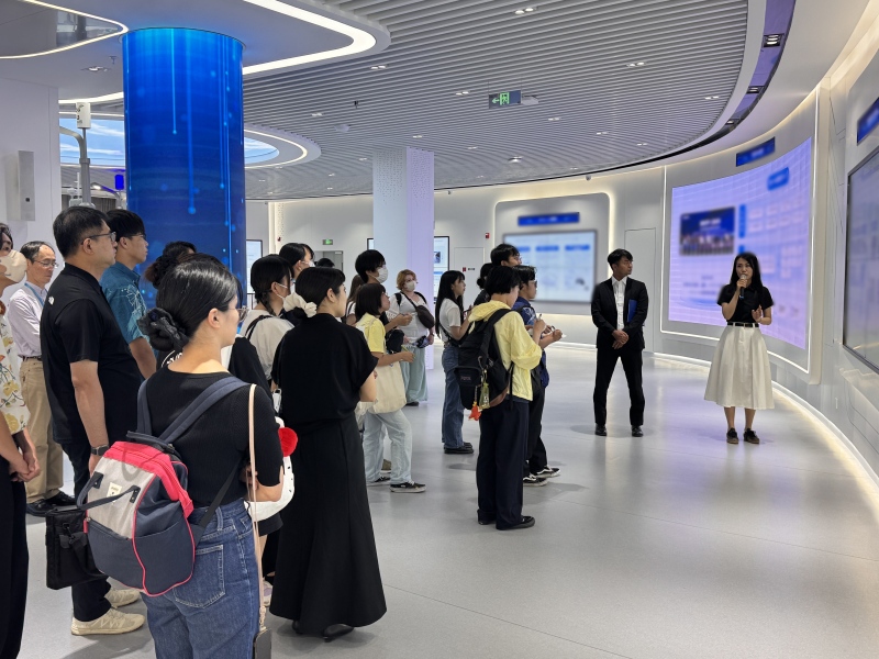 北京市ハイレベル自動運転モデルエリアのイノベーション運営センターを見学する「沖縄青年訪中団」（写真提供・北京市ハイレベル自動運転モデルエリアイノベーション運営センター）。