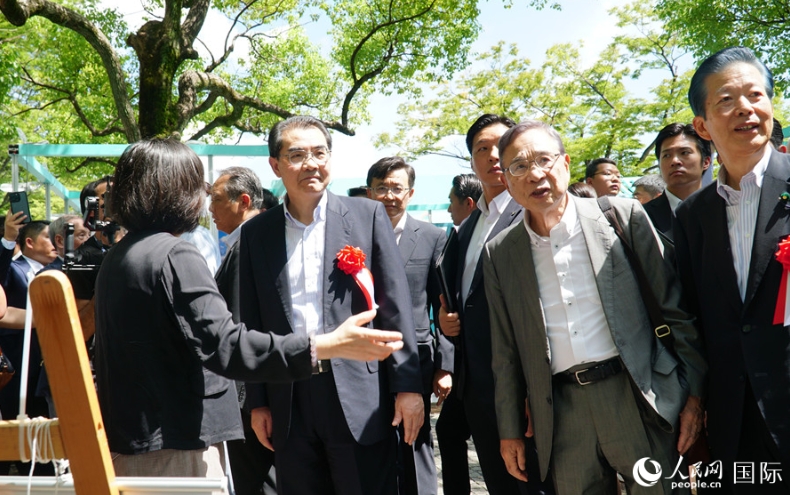 ゲストたちと会場を見学する呉江浩駐日大使（撮影・蒋暁辰）。