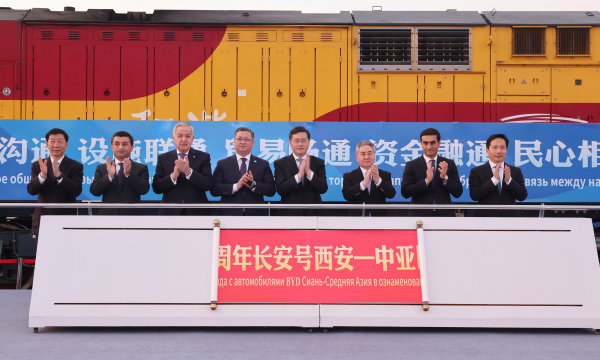 中国と中央アジアの外相、中欧班列「一帯一路」10周年特別列車の発車式に出席