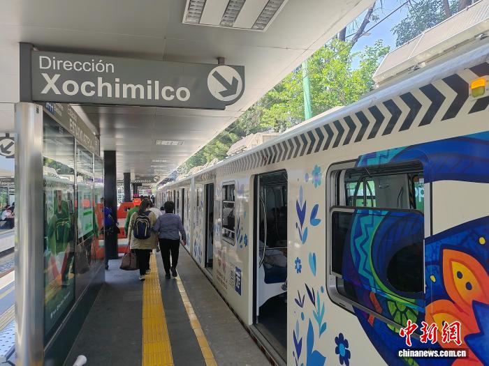 5月29日、メキシコのSTE（メキシコシティ電気輸送公社）が運営するライトレールのエスタディオ・アステカ駅で下車した乗客。（写真提供・中国中車集団）