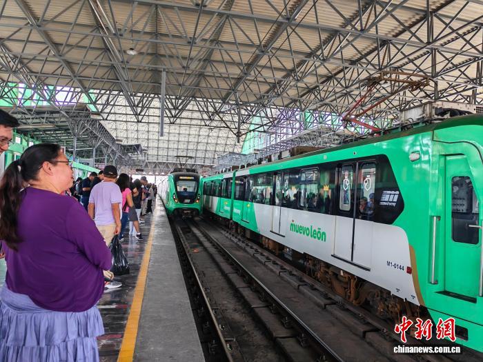 5月29日、メキシコのモンテレイ地下鉄の1号線と2号線の乗換駅であるクアウテモック駅で列車を待つ人々。（写真提供・中国中車集団）